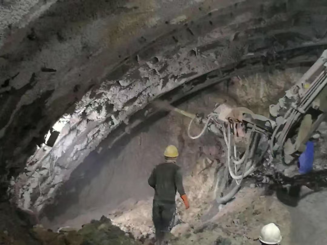 龙川隧道喷射混凝土如何有效控制回弹量   