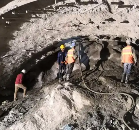 龙川隧道拱顶带模注浆料，微膨胀注浆料的特点及施工工艺